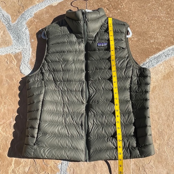 EUC Patagonia Men’s Down Sweater Puffer Vest (Green/Black) Size: Large - Picture 9 of 9